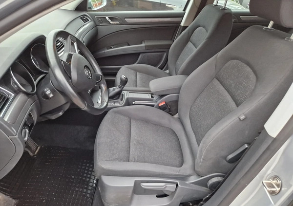 Skoda Superb cena 36900 przebieg: 270000, rok produkcji 2014 z Miłosław małe 154